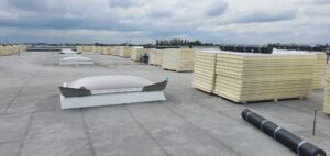 Zdjęcie z naszej budowy - montaż dachu płaskiego