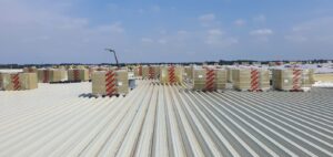 Zdjęcie z naszej budowy - montaż dachu płaskiego o powierzchni ponad 60 tys. m².